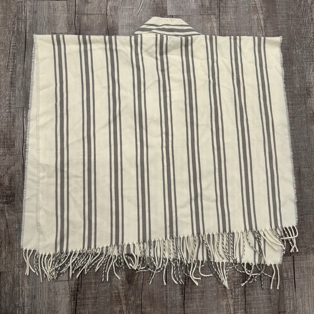 Free People Striped‎ Poncho Wrap Cape Fringe Hem One Sz Cream Gray Boho Festival - Picture 9 of 9